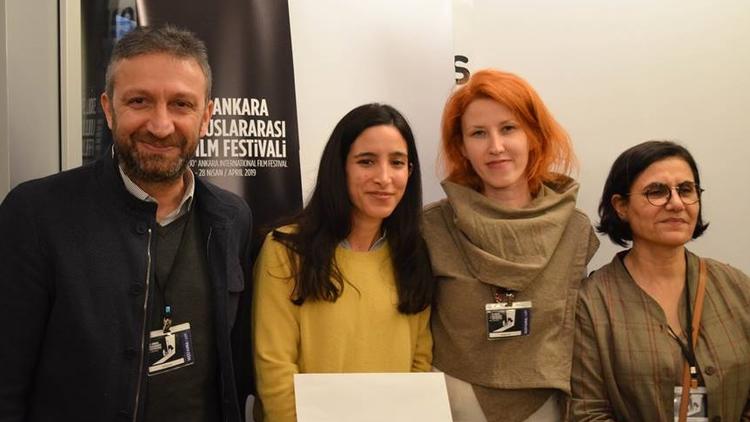 Karanlıkta Islık ÇalanlarKaranlıkta Islık Çalanlar (2019) Karanlıkta Islık ÇalanlarKaranlıkta Islık Çalanlar (2019)