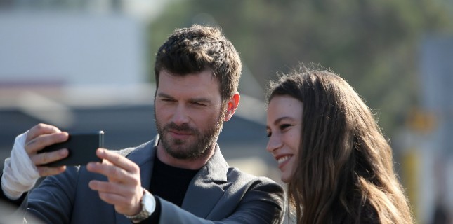 Kıvanç Tatlıtuğ ve Serenay Sarıkaya’lı “Aile” Dizisinden İlk Görseller!