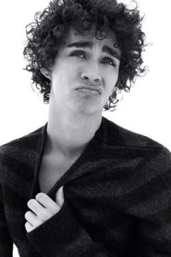 Robert Sheehan Fotoğrafı