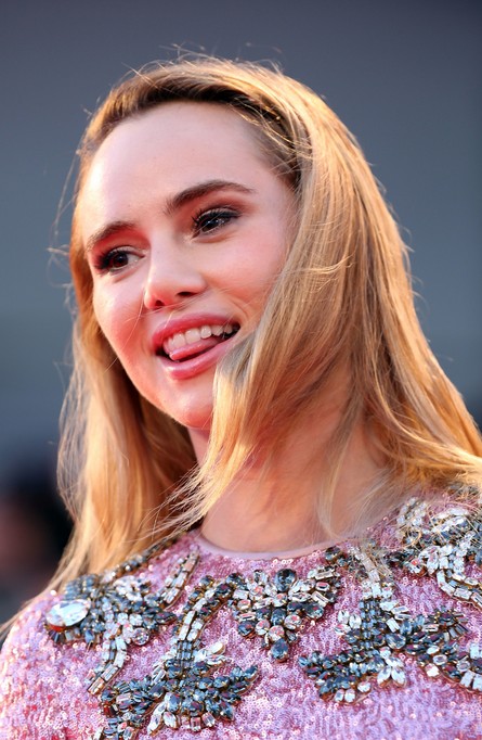 Suki Waterhouse Fotoğrafları 15