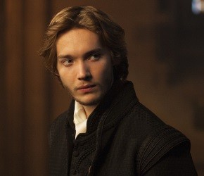 Toby Regbo Fotoğrafı