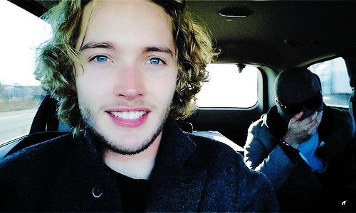 Toby Regbo Fotoğrafı