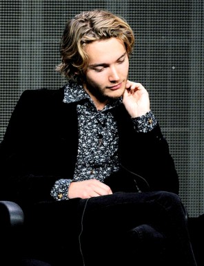 Toby Regbo Fotoğrafı
