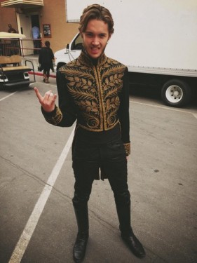 Toby Regbo Fotoğrafı