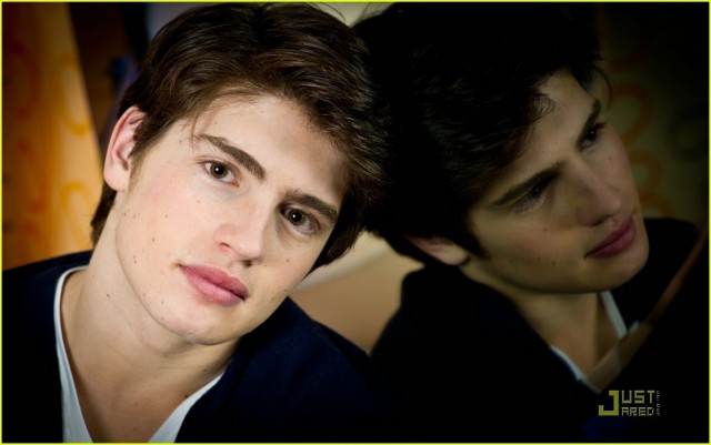 Gregg Sulkin Fotoğrafı