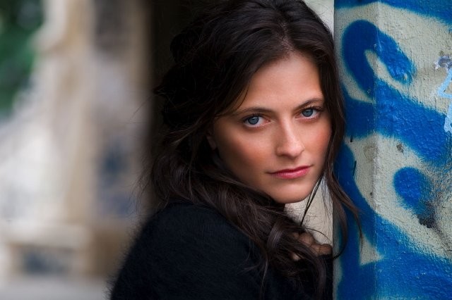 Lara Pulver Fotoğrafı