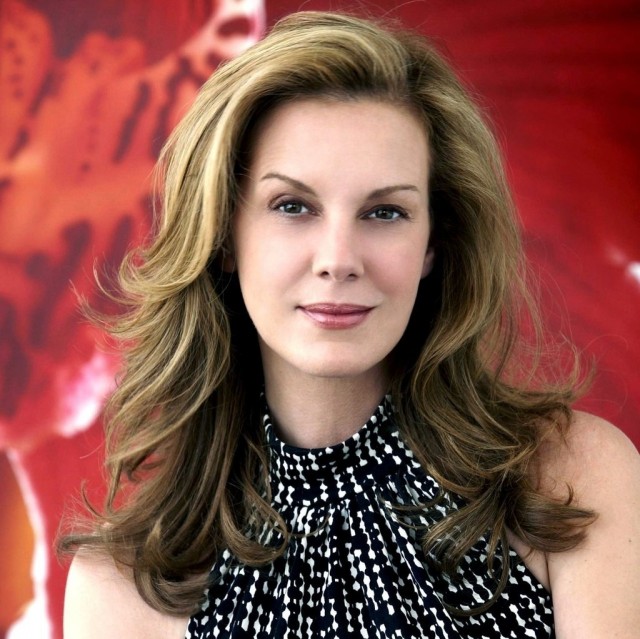 Elizabeth Perkins Fotoğrafı