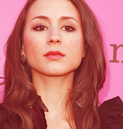 Troian Bellisario fotoğrafı