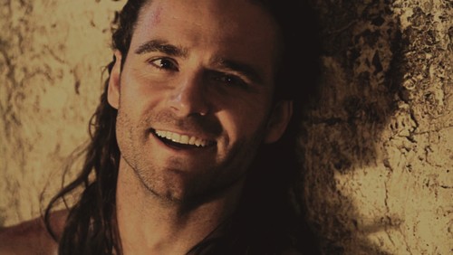 Dustin Clare Fotoğrafı