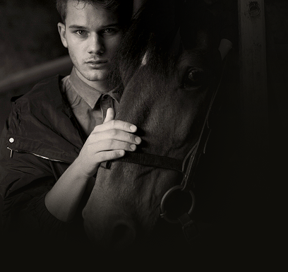 Jeremy Irvine Fotoğrafları 11