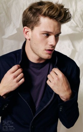 Jeremy Irvine Fotoğrafı