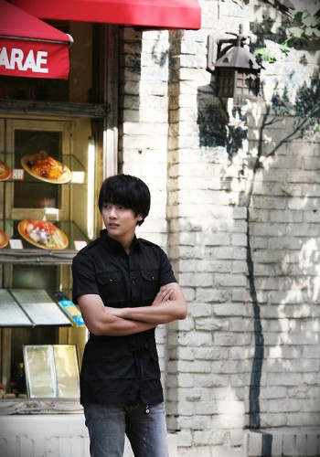 Yoon Si Yoon Fotoğrafı