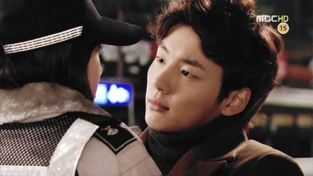 Yoon Si Yoon Fotoğrafı