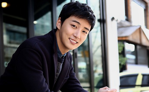 Yoon Si Yoon Fotoğrafı