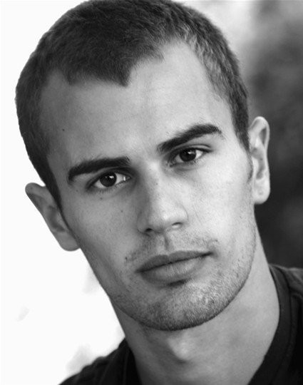 Theo James Fotoğrafları 13