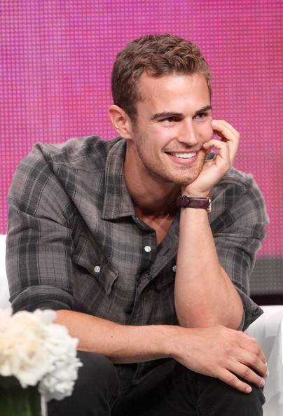 Theo James Fotoğrafı