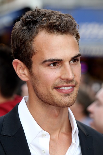 Theo James Fotoğrafı