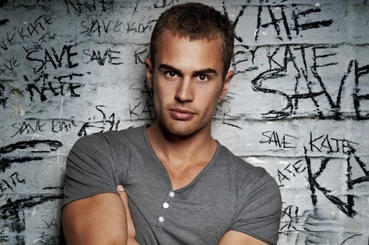 Theo James Fotoğrafı