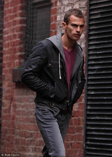 Theo James Fotoğrafı