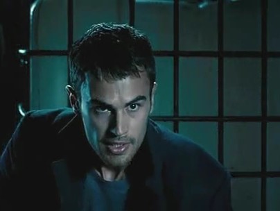 Theo James Fotoğrafı