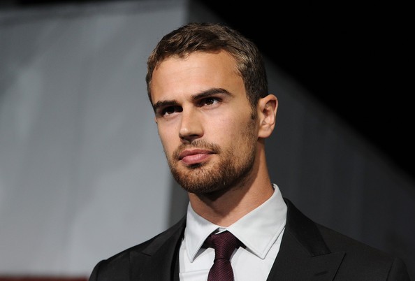 Theo James Fotoğrafları 40