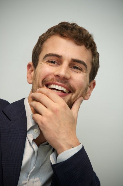 Theo James Fotoğrafları 50