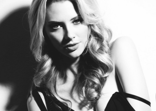 April Bowlby Fotoğrafları 17