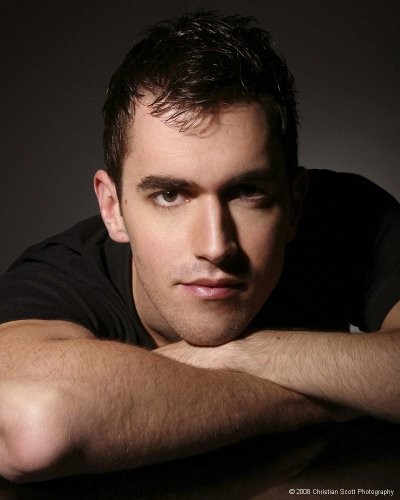 Adam J. Yeend Fotoğrafı
