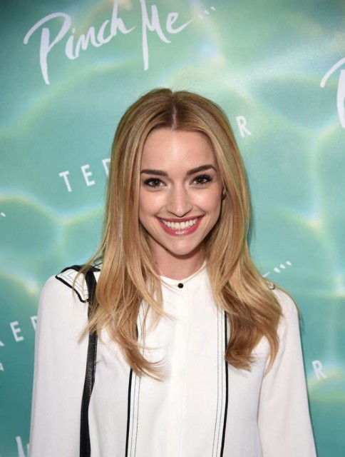 Brianne Howey fotoğrafı
