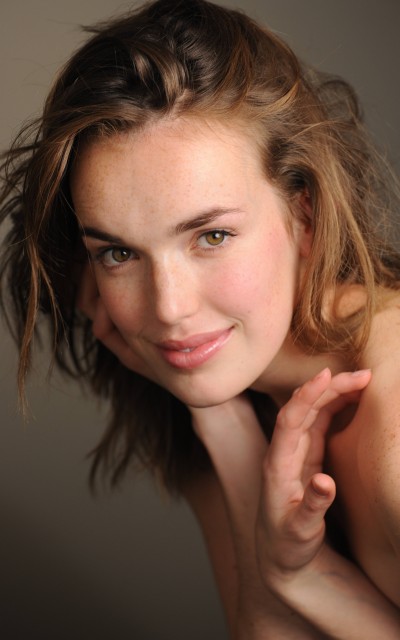 Elizabeth Henstridge Fotoğrafı