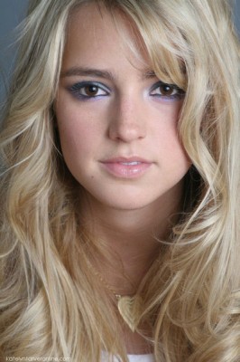 Katelyn Tarver Fotoğrafı