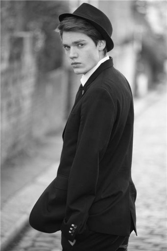 Dominic Sherwood Fotoğrafları 13