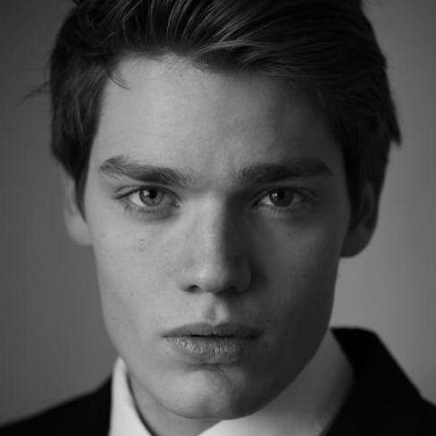 Dominic Sherwood Fotoğrafları 9