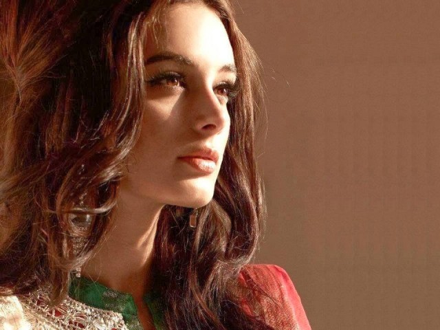 Evelyn Sharma Fotoğrafı