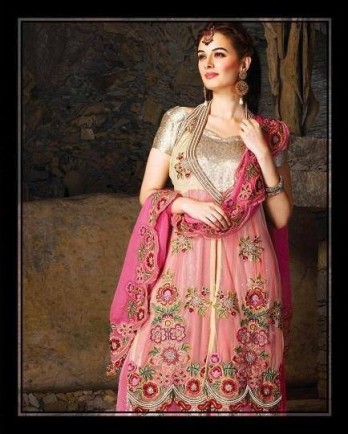 Evelyn Sharma Fotoğrafı