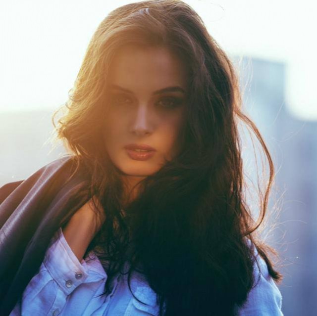 Evelyn Sharma Fotoğrafı