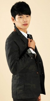 Lee Yi-Kyung fotoğrafı
