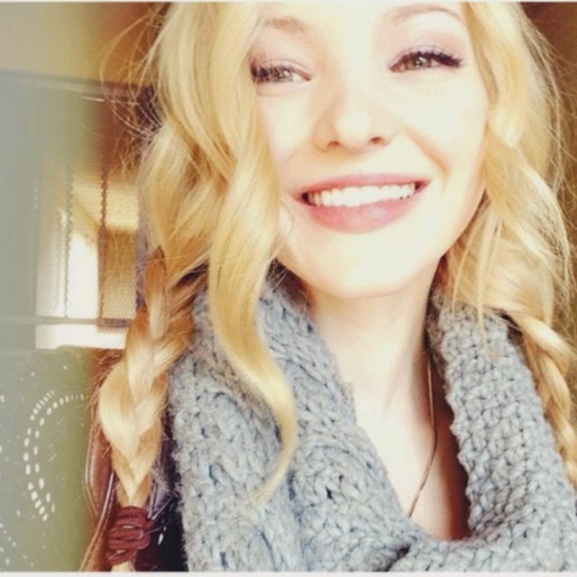 Dove Cameron Fotoğrafı