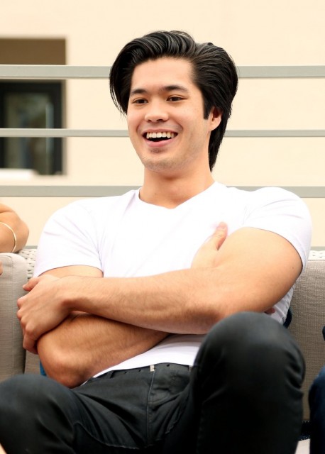 Ross Butler Fotoğrafı