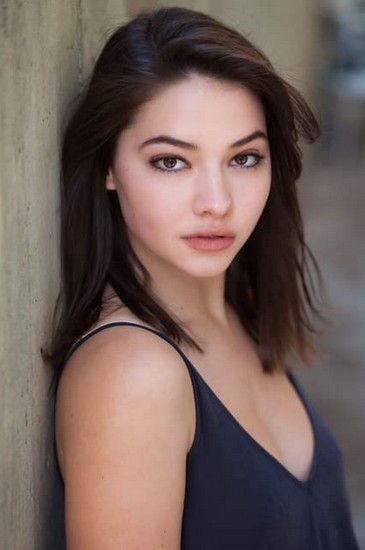 Madelyn Cline Fotoğrafı