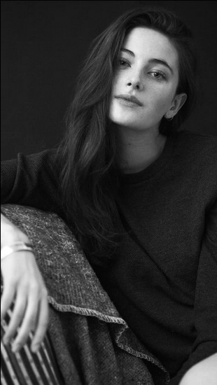 Millie Brady Fotoğrafı
