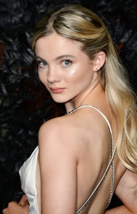 Freya Allan Fotoğrafı