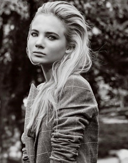 Freya Allan Fotoğrafı