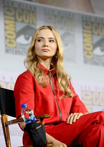 Freya Allan Fotoğrafı