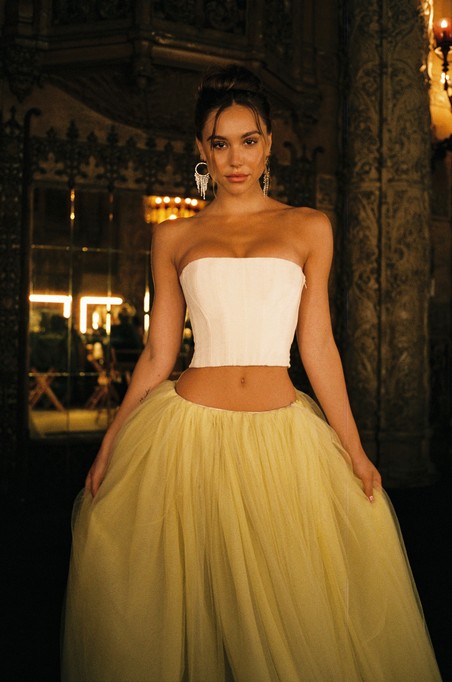 Alexis Ren Fotoğrafı