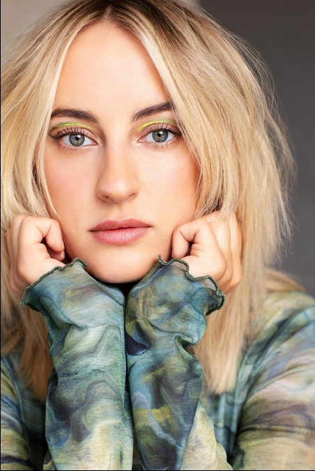 Molly Gibson Fotoğrafı