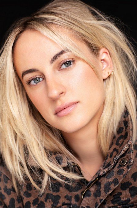 Molly Gibson Fotoğrafı