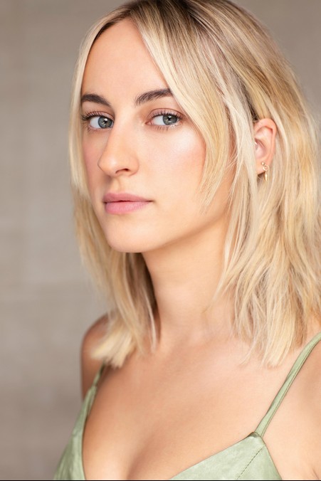 Molly Gibson Fotoğrafı