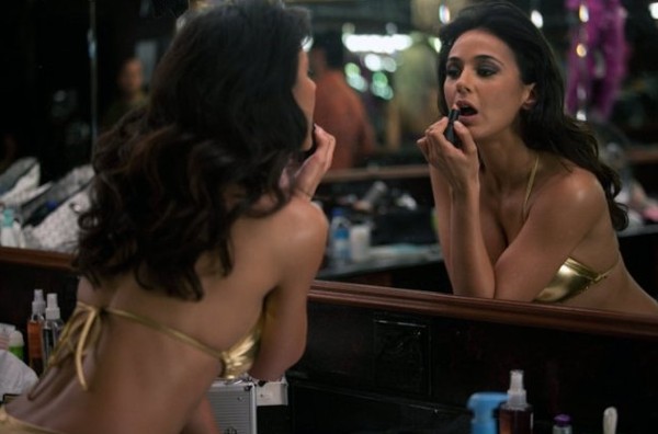 Girl Walks into A Bar Fotoğrafı