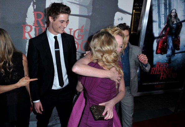 Kız ve Kurt Fotoğrafı